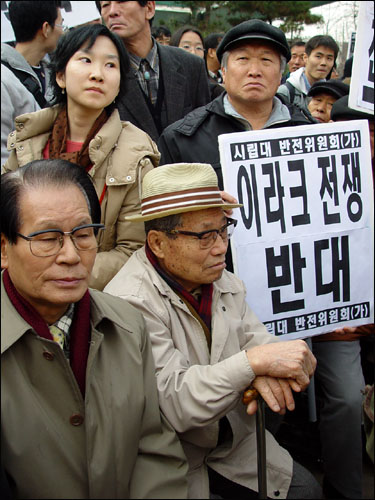 시위에 동참하여 묵묵히 자리를 지키고 계시는 어르신들 